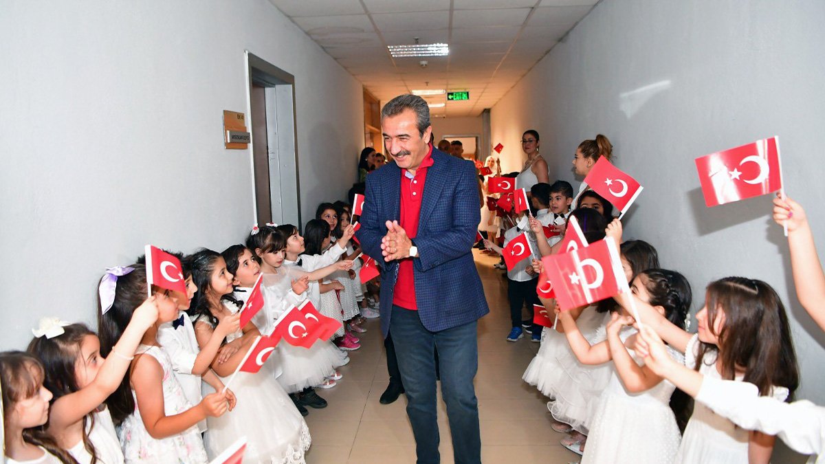 Kreş öğrencilerinin mezuniyet sevinci