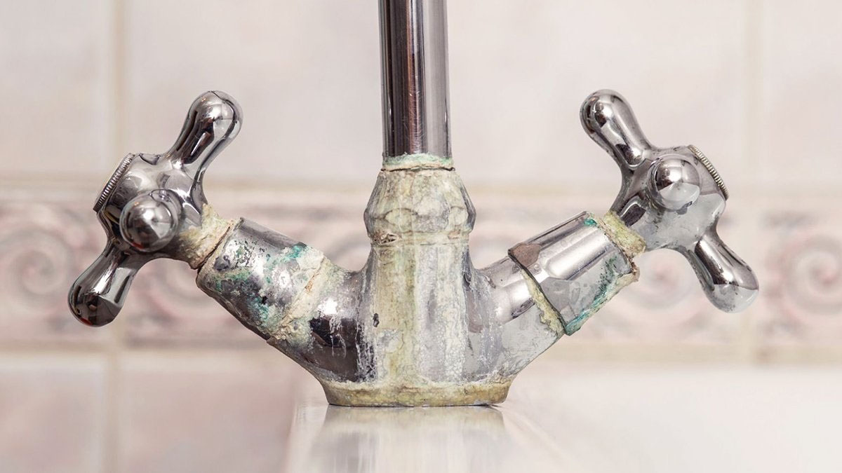 İnatçı kireç lekeleri yok oluyor! Her evde bulunan malzemelerle kireç sökücü... Bu yöntemi tesisatçılar bile bilmiyor!