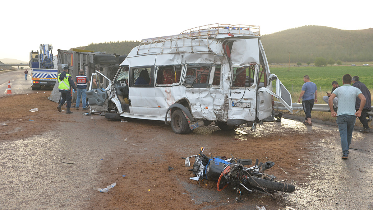 TAG Otoyolu'nda zincirleme kaza: 2 ölü, 20 yaralı