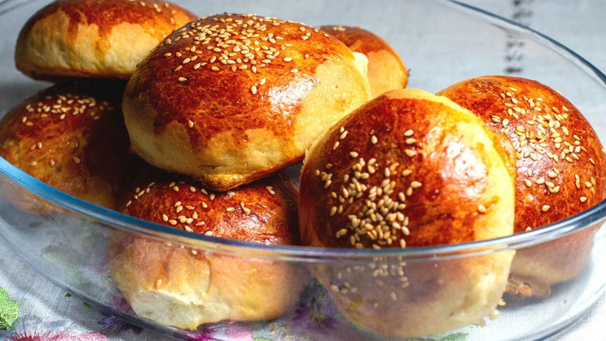 Sabah kahvaltısında yumuşacık zeytinli poğaçalarla gönülleri fethedin! Çayın yanında yemelik yumuşacık poğaça tarifi