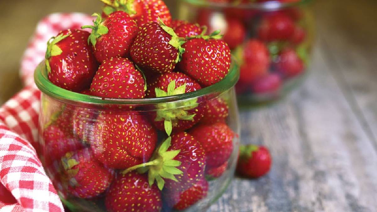 Çilek severler çok dikkatli olun! Asla bu şekilde tüketmeyin! Meğerse…