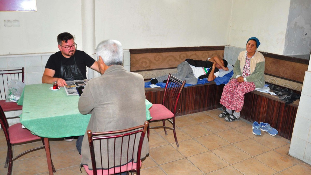 Kahvehanede yaşam mücadelesi: İki engelli çocuğuyla evden çıkarılan kadın isyan etti