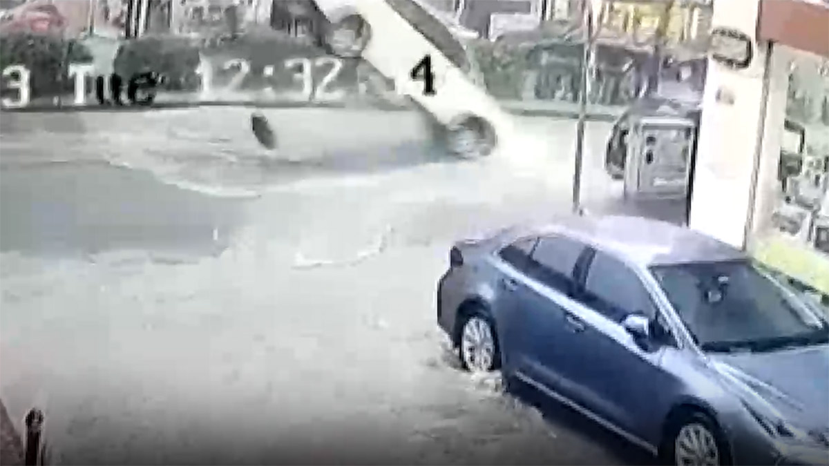 Tekirdağ’da akılalmaz olay! Rögar kapağı otomobili 2 metre uçurdu