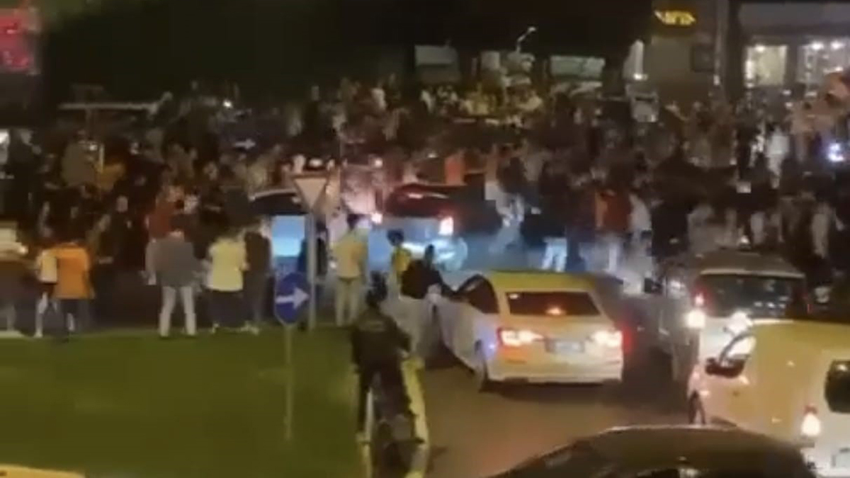 Şampiyonluğu kutlayanların arasına daldı! O anlar kamerada