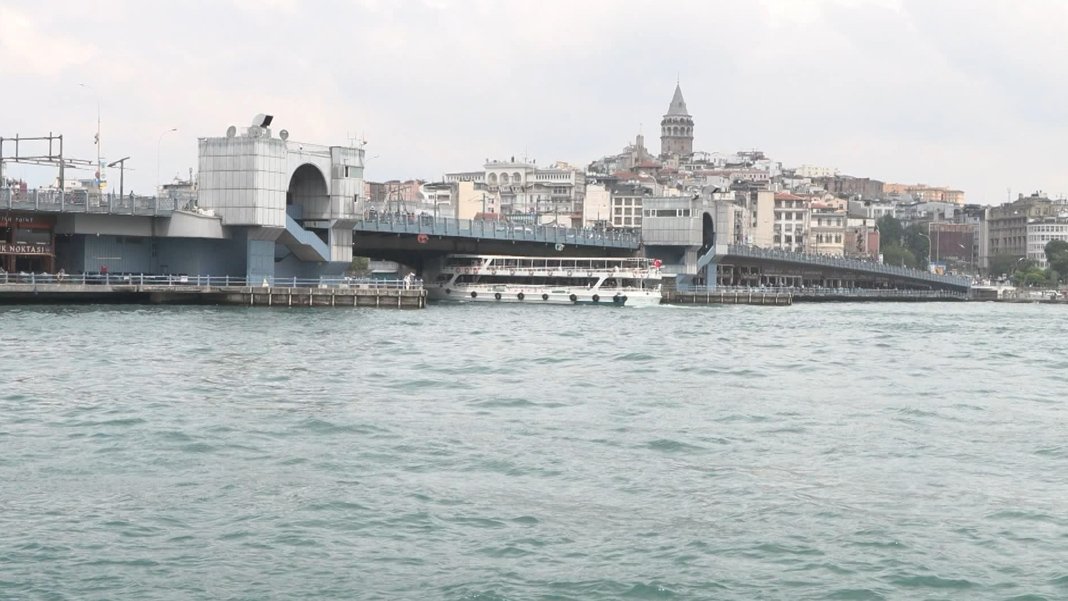 Galata Köprüsü'nde korku dolu anlar: Kimse ne olduğunu anlayamadı, parçalar denize düştü
