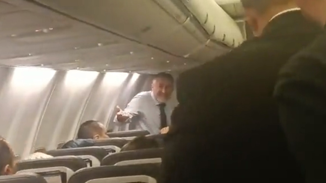 Uçakta yolcularla tartışan Nebati'den ilk açıklama: İsim vermeden CHP'li vekili suçladı