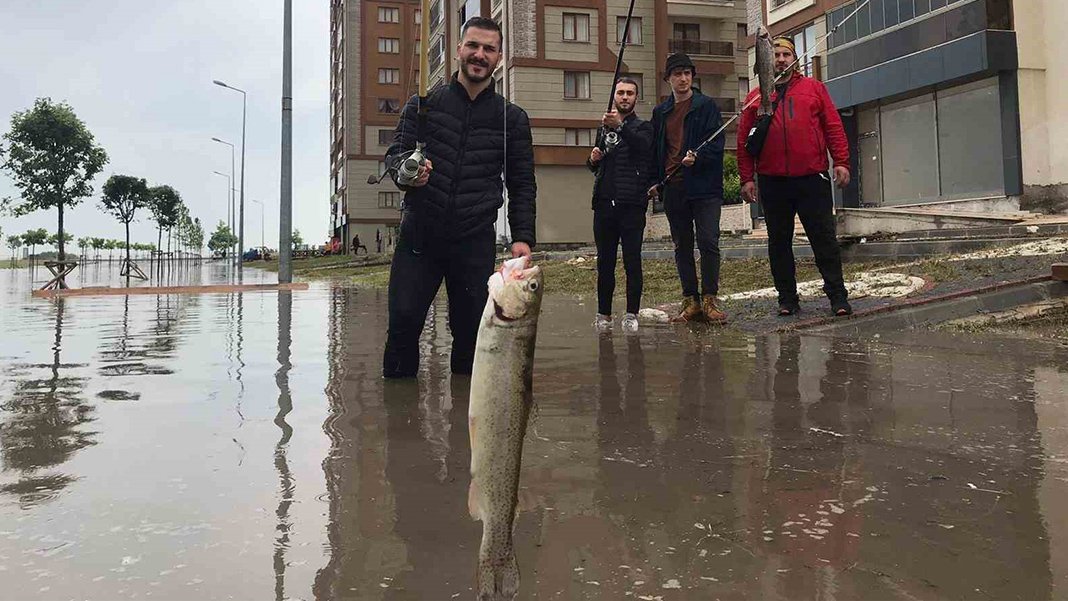 Gençlerden ilginç tepki: Yolda balık tuttular