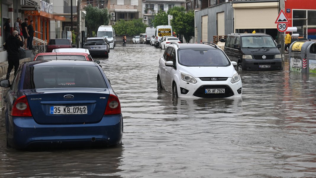 Sadece 10 dakika yağan yağmur hayatı felç etti: Şehir sele teslim oldu