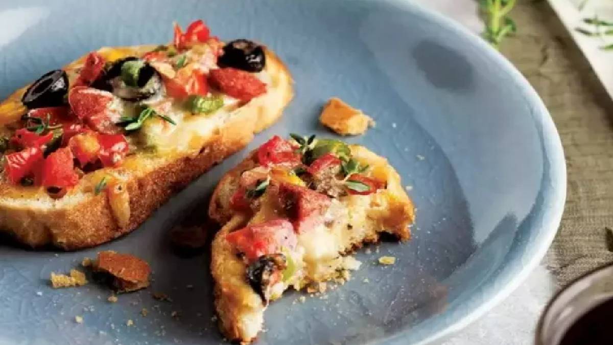 Bayat ekmekleri atma derdine! Kahvaltı sofraları şipşak pizzalarla şenlenecek! 5 dakikalık ekmek pizza tarifi…