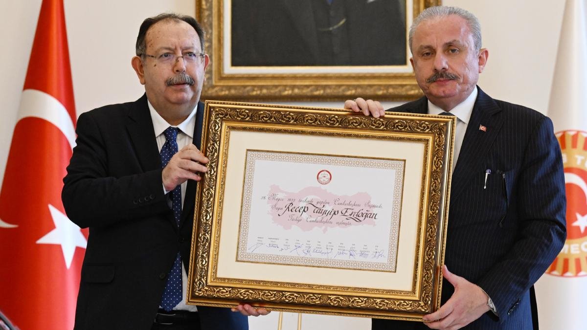 Erdoğan'ın mazbatası mecliste: YSK Başkanı TBMM Başkanı Şentop'a teslim etti