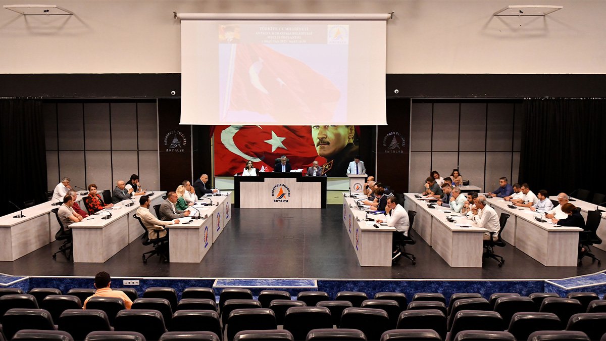 ‘Deniz Baykal’ adı memleketi Antalya’da spor kompleksine verildi