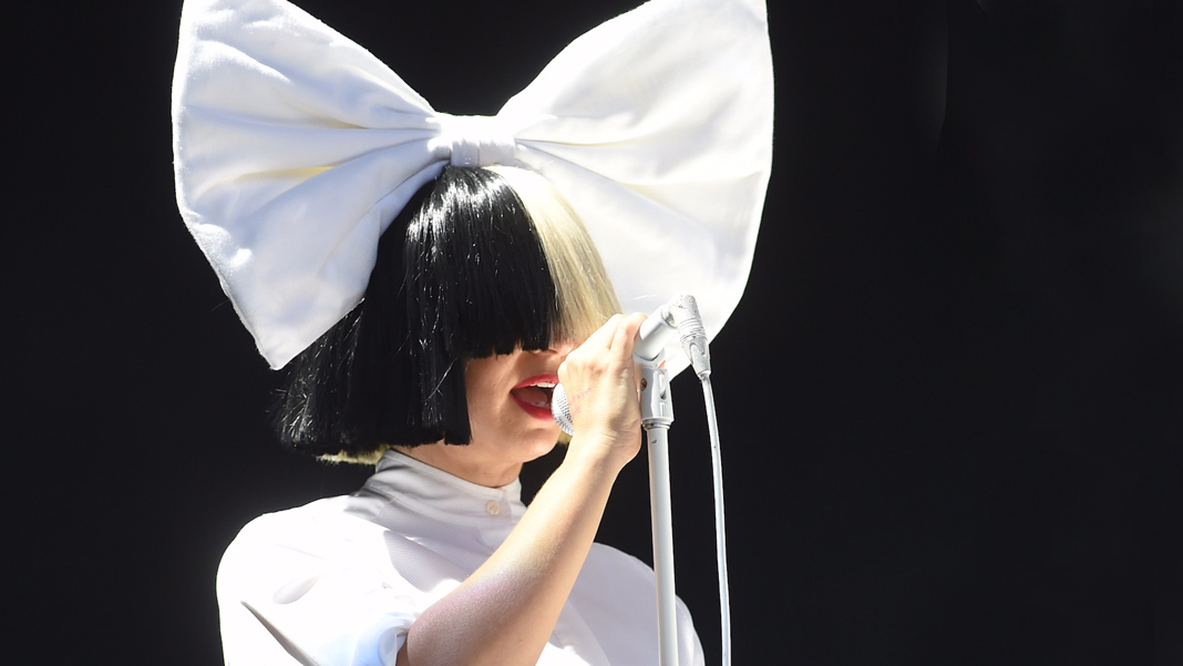 Dünyaca ünlü şarkıcı Sia, otizmli olduğunu açıkladı