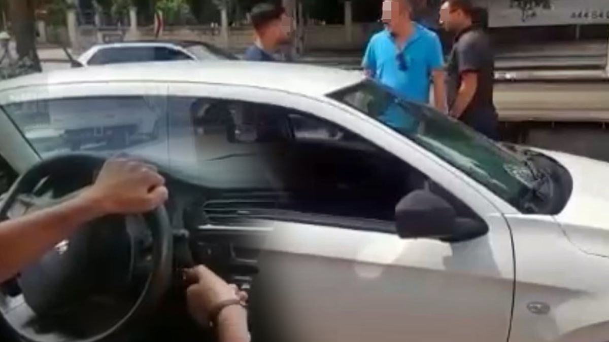 Korsan taksiciye polis ekiplerinden film gibi baskın! Israrlarına rağmen kurtulamadı ve...