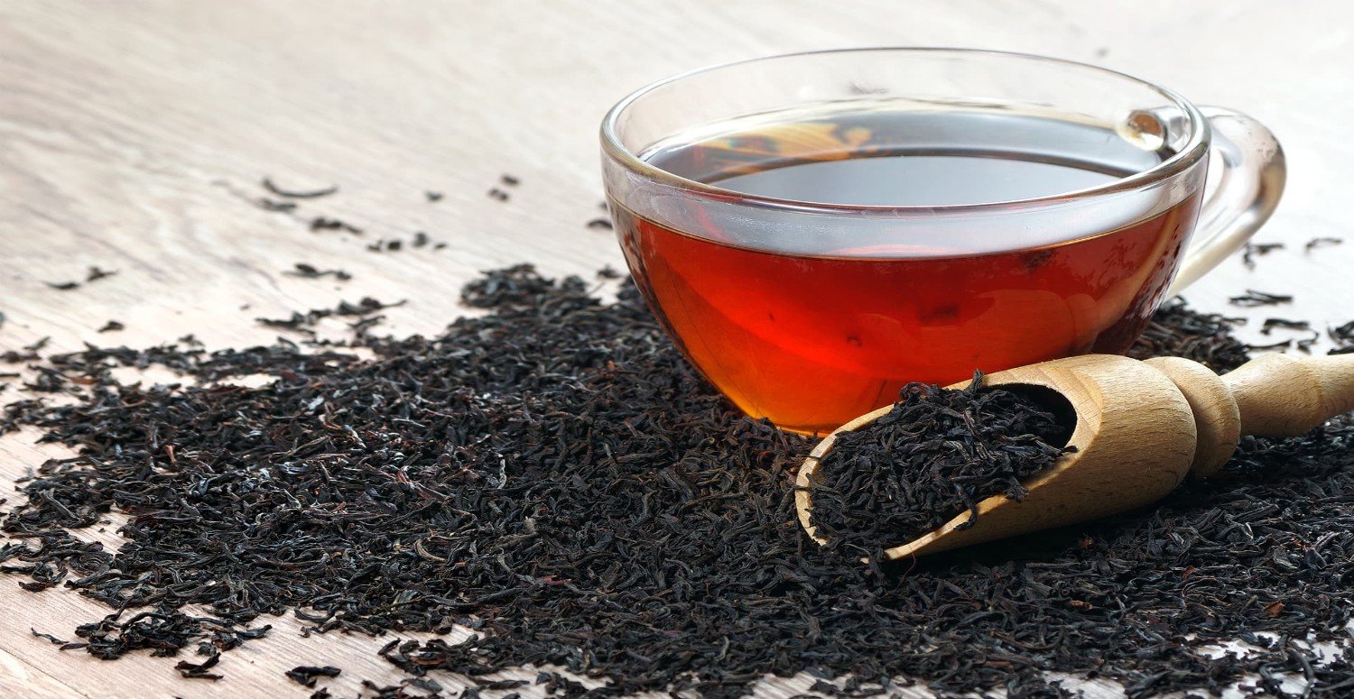 Стакан черного чая. Чай черный. Чай черный листовой. Чай черный в кружке. Чай черный в чашке.