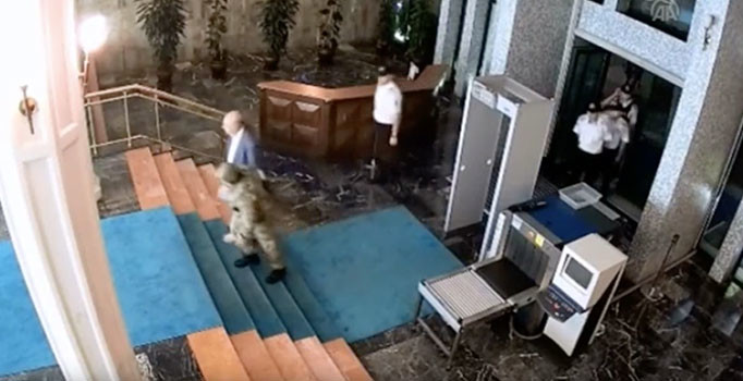 Darbeci askerlerle işbirliği yapan İBB çalışanı kameralara yansıdı