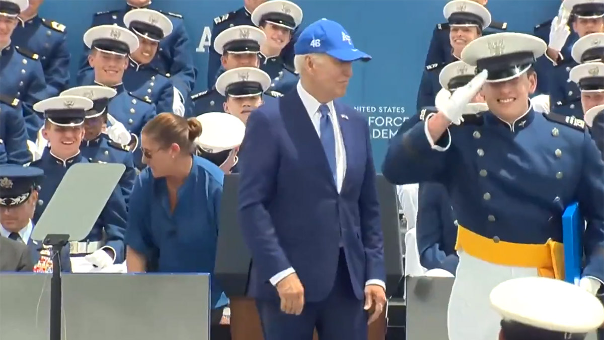 ABD bu görüntüleri konuşuyor! Törende bir anda yere kapaklandı