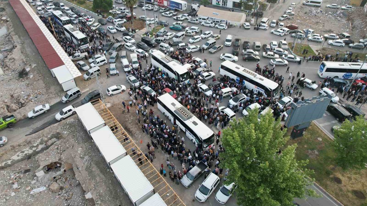 Deprem bölgesinden ilk hac kafilesi yola çıktı