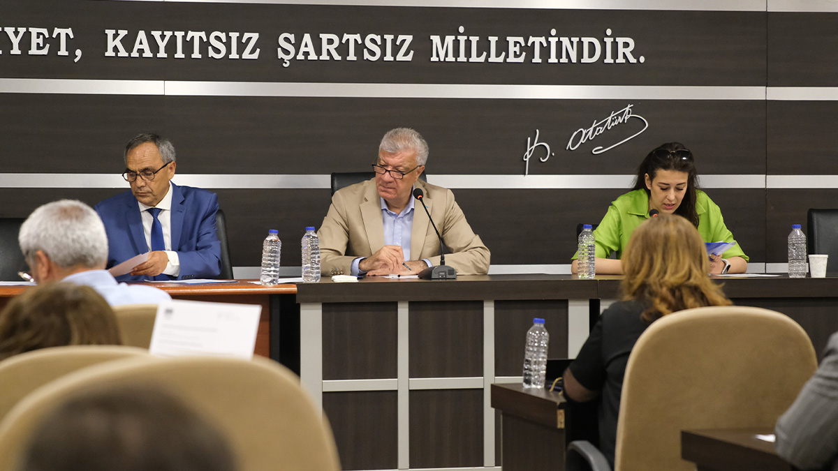 Narlıdere’de ayın personeli hediyesini meclis toplantısında aldı