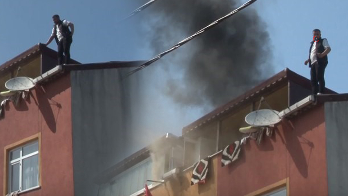 İlginç anlar! Yangında mahsur kalan kızı kurtarıp daha sonra sigara yaktı ve...