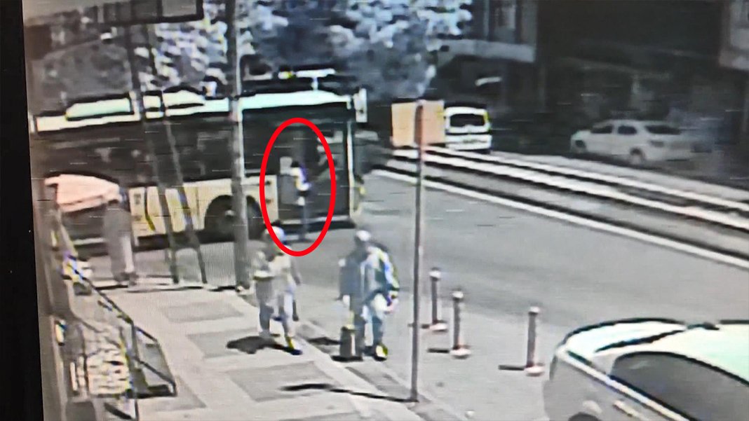 İstanbul'da korku dolu anlar: Otobüse binmek isterken altında kaldı