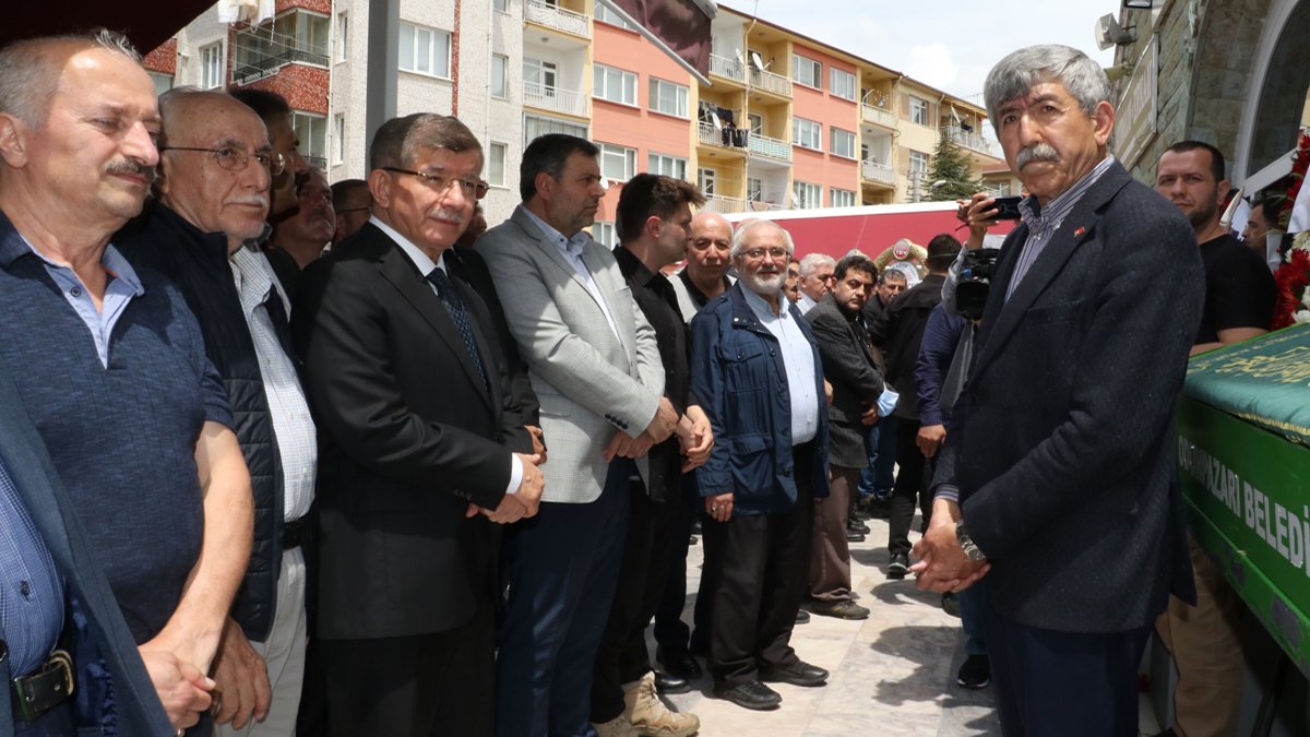 Davutoğlu, Eskişehir’de akrabasının cenazesine katıldı