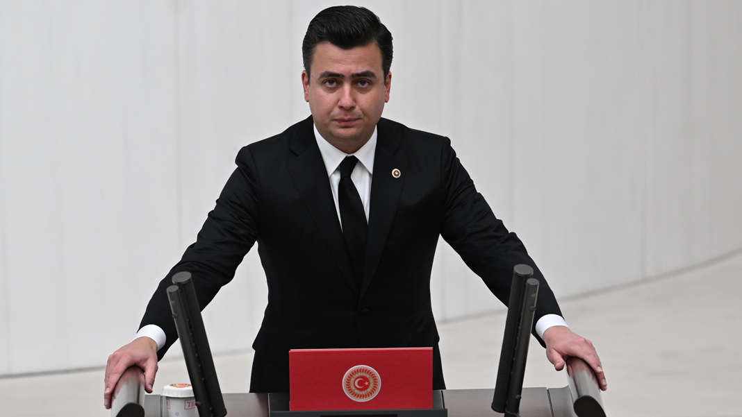Osman Gökçek meclis yeminini yanlış okudu: Uyarı alınca tekrar etti
