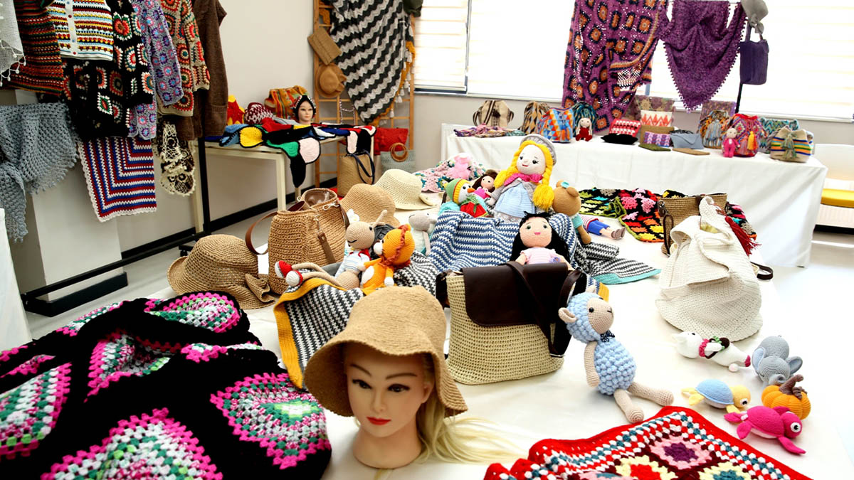 Olgun gençler el emeği eserlerini sergiledi