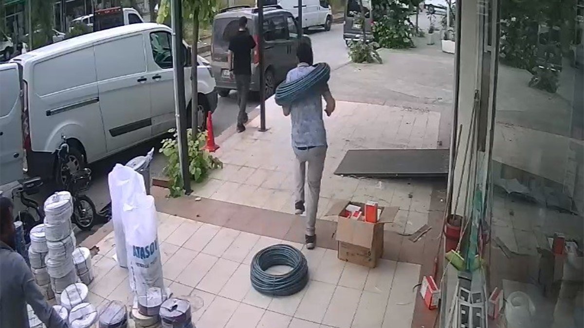 Boynuna çelenk gibi kablo düşen genç yüzleri gülümsetti