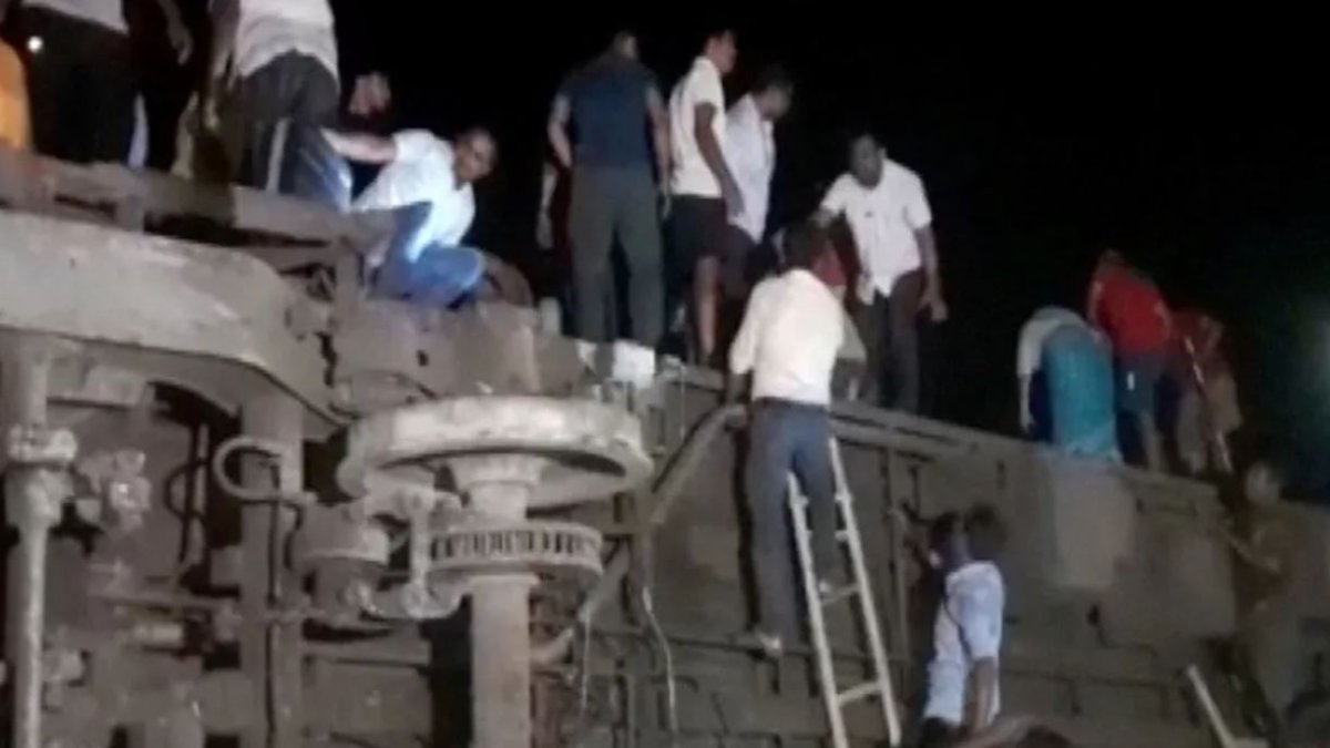 Hindistan'da feci tren kazası: 50 ölü