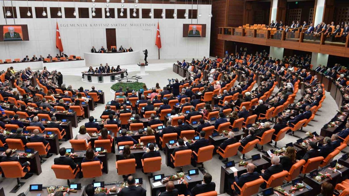 TBMM'de yeni dönem: Yemin töreni 10 buçuk saat sürdü