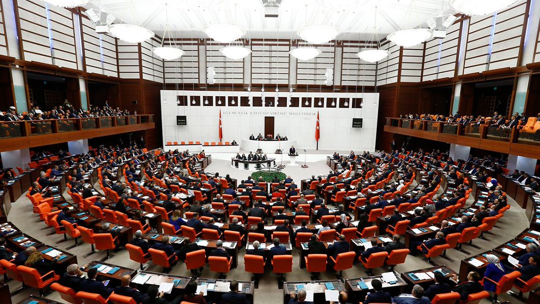 Mecliste yeni dönem: Sekiz milletvekili ikinci kez yemin etti