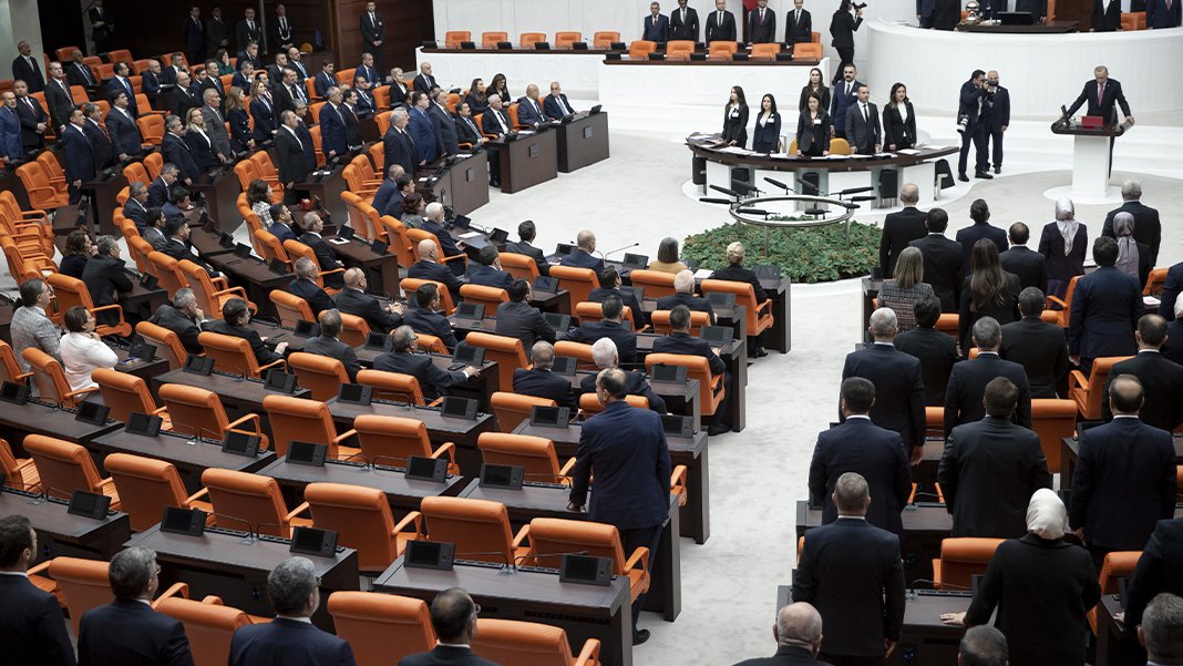 CHP ve Yeşil Sol'lu vekiller Erdoğan’ın selamlaması esnasında ayağa kalkmadı