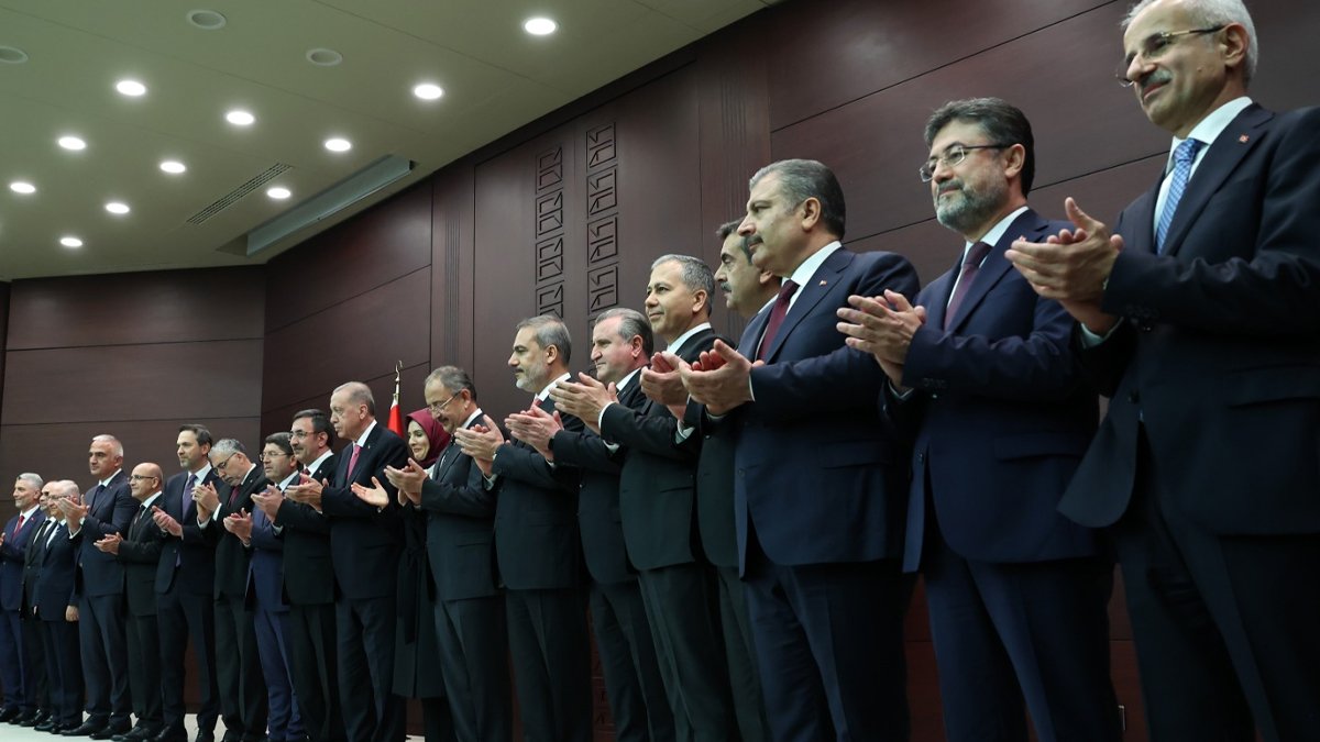 Eski bakanlardan yeni bakanlara ilk mesaj