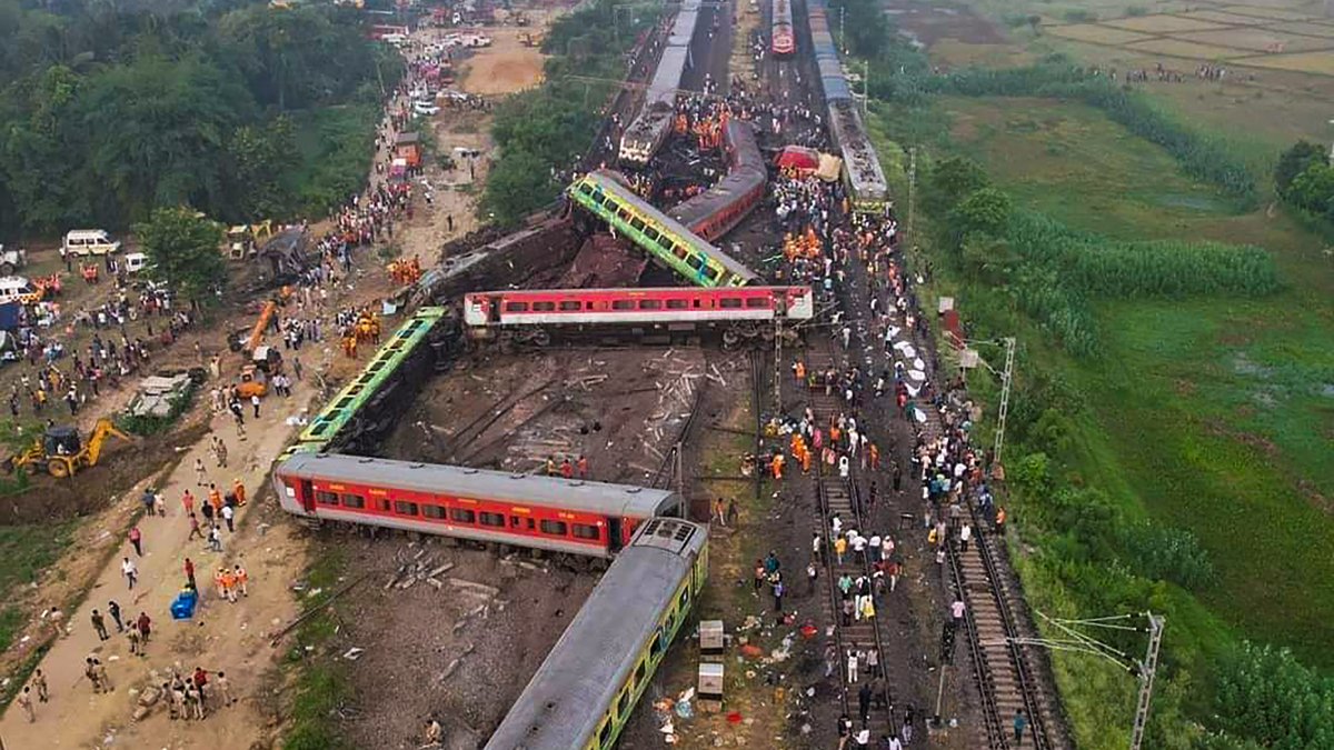 Bakan ‘nedenini ve sorumlularını belirledik’ dedi: Hindistan’daki tren faciasında bilanço katlanıyor