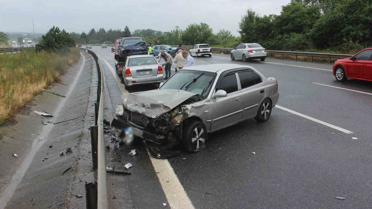 TEM'de zincirleme kaza: Kayganlaşan yolda 14 araç birbirine girdi