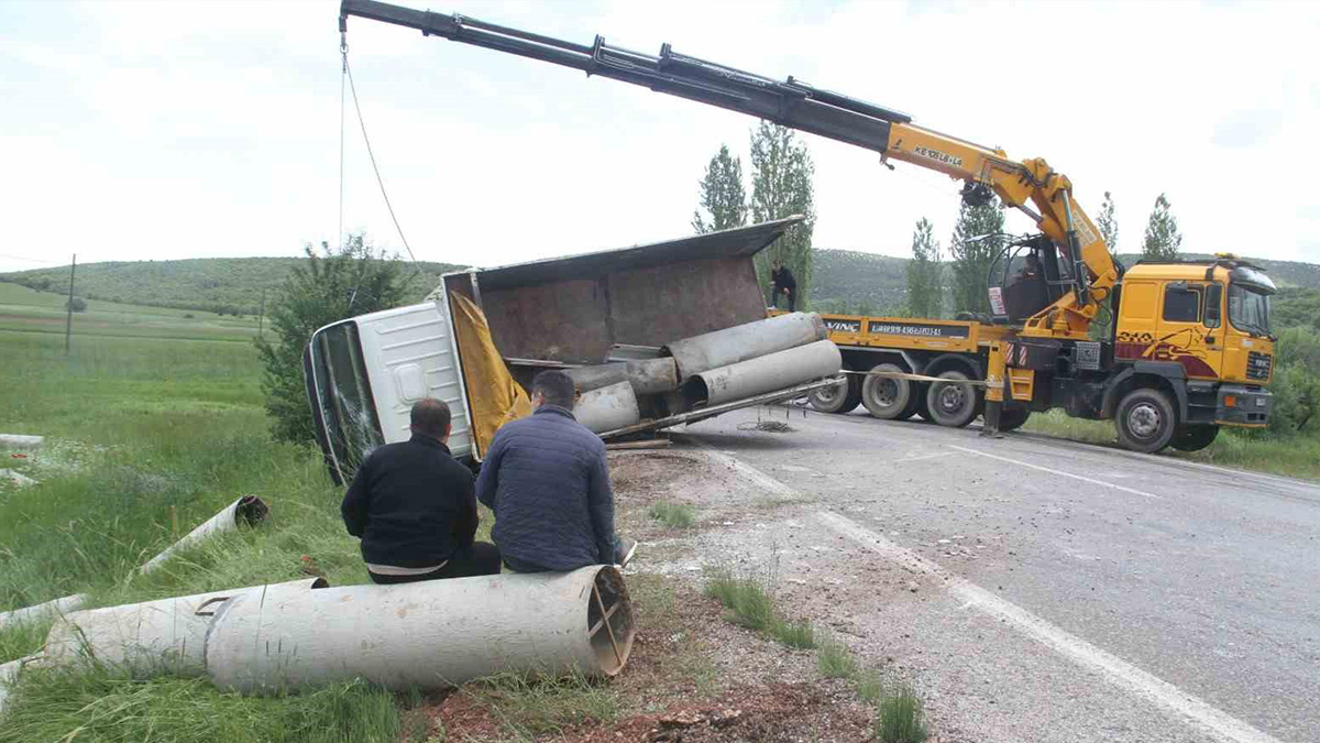 Konya'da devrilen kamyon kazaya neden oldu: Karayolu trafiğe kapatıldı