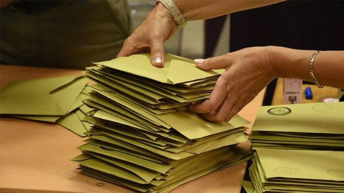 Seçimler ve siyasi partilerin kimlik krizi