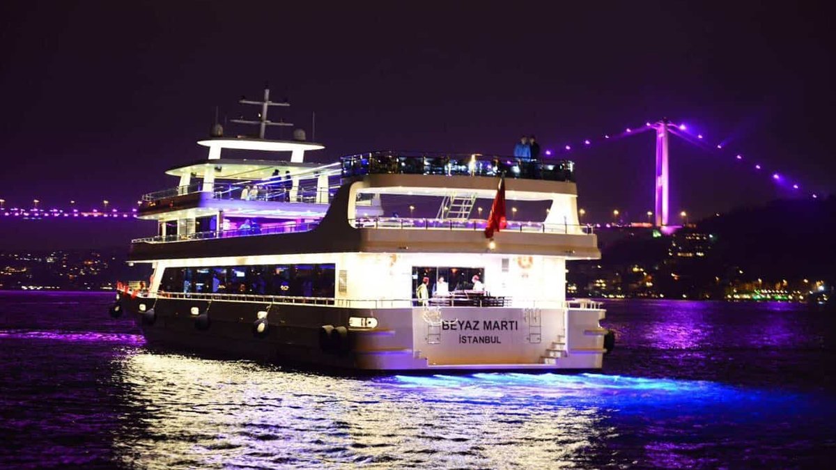 İstanbul Boğazı'nda isyan ettiren olay! Evin içerisinde duramıyorsunuz