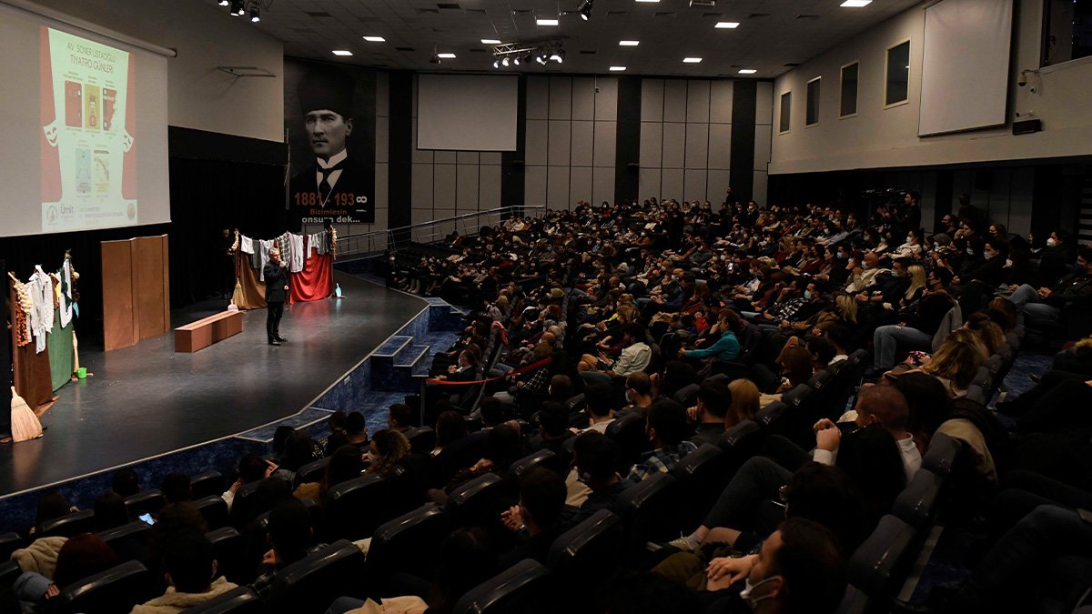 Barolar bu kez tiyatro sahnesinde