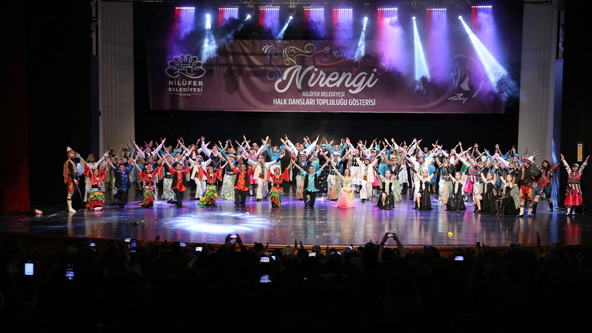 Nilüfer Halk Dansları Topluluğu “Nirengi” ile büyüledi