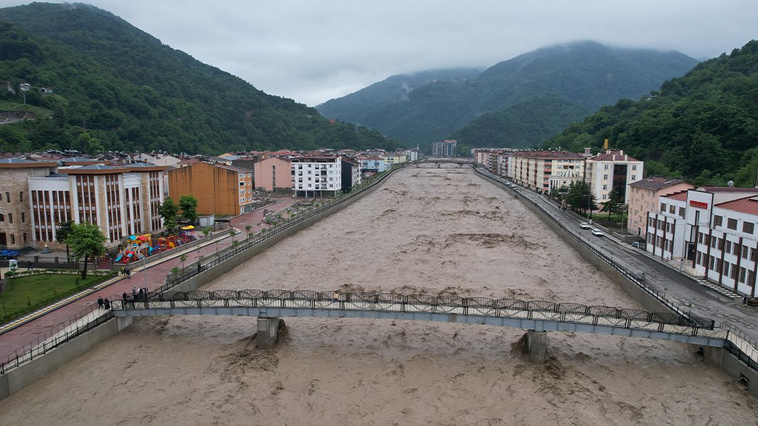 AFAD duyurdu: İki ölü, bir kayıp! İşte selin vurduğu illerdeki son durum