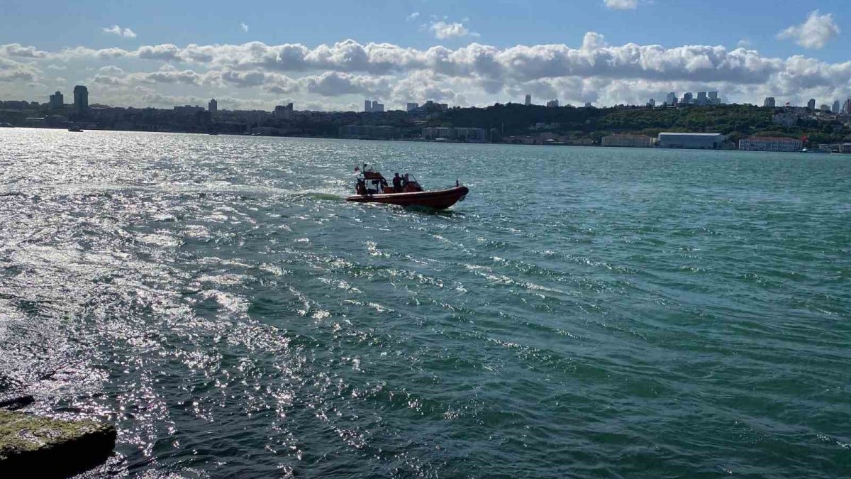 Üsküdar'da kahreden olay: Denize giren 8 liseli öğrenciden 1'i kayıp