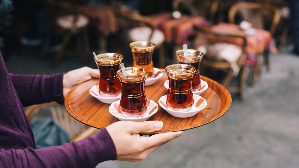 Yıllardır çayı yanlış demliyor olabilirsiniz! 1 kaşık bile tadını değiştiriyor: "Daha önce çay içmemişim!" diyeceksiniz...