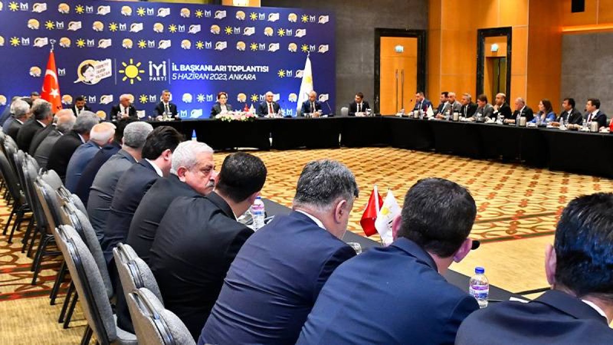Akşener partisinin il başkanlarıyla bir araya geldi