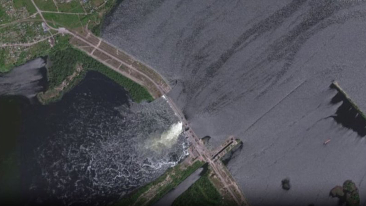 Ukrayna'da tedirgin eden görüntü: Bombalanan baraj patladı, sel alarmı verildi