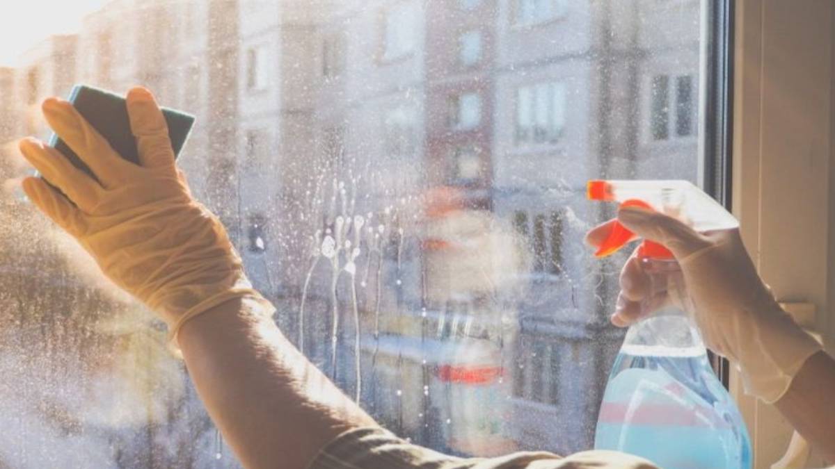 Ayna gibi camlar için mucizevi formül! Bayram temizliğinde bu karışımı kullananların camları ışıl ışıl olacak