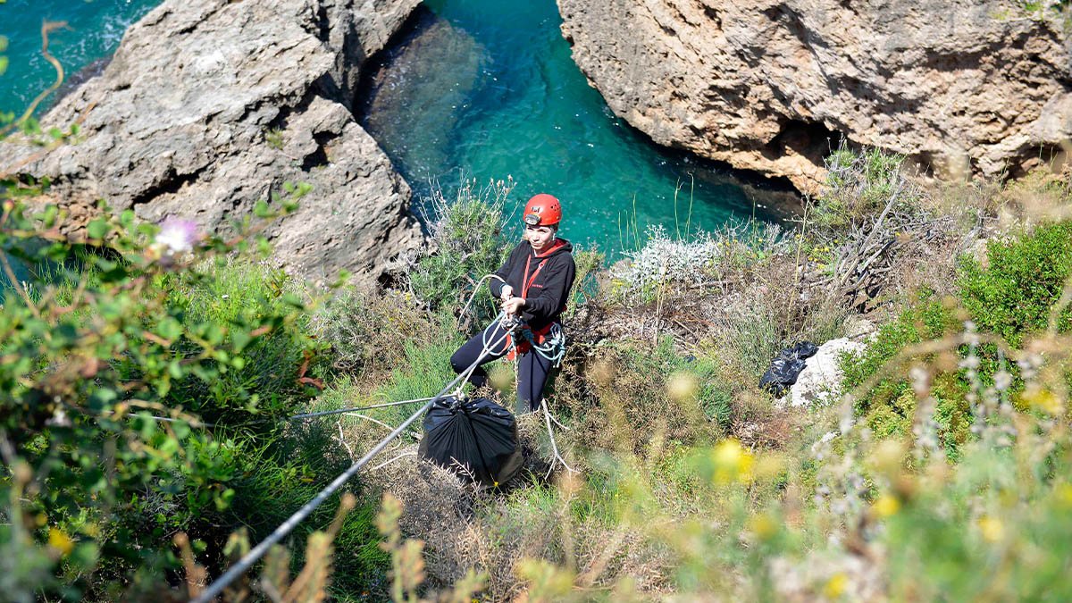 Doğa harikası falezlerde temizlik