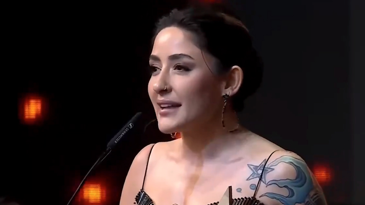 Melek Mosso, ödülünü kadınlara adadı