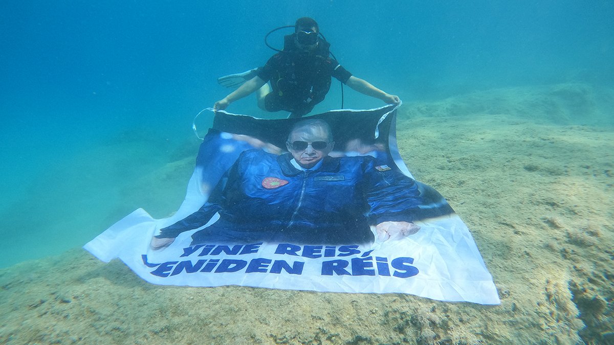 Deniz altında 'Erdoğan' posteri açtı: Yine reis yeniden reis