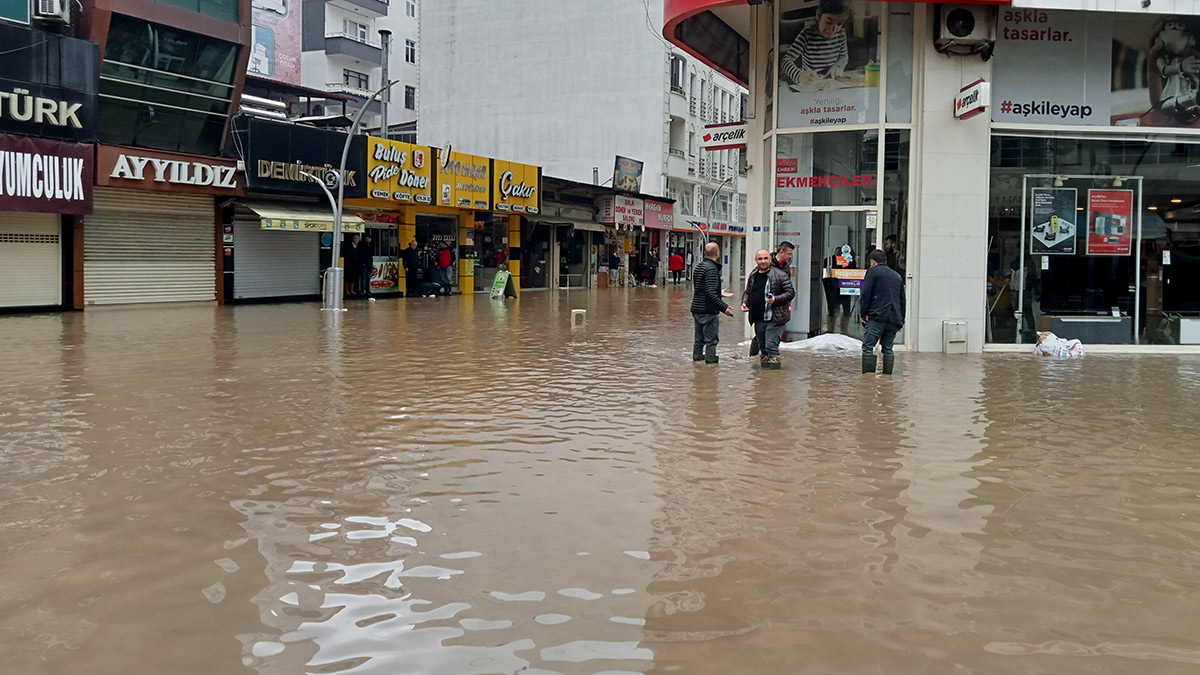 Samsun'da korkutan görüntü! Dereler taştı, yollar göl oldu